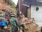 Satgas Gulbencal Yonif 122/TS kodam l/BB Laksanakan Pembersihan Rumah Warga yang Terkena Dampak Tanah Longsor di Desa Dolok Nauli