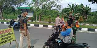 Babinsa Dan Bhabinkamtibmas Bagikan Masker Upaya Mendukung TMMD Ke - 110 KODIM 0313/KPR