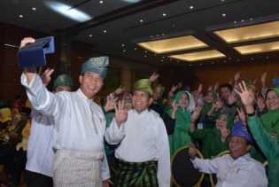 Tampil Dengan Busana Putih Gading, Firdaus-Rusli Kompak Berikan Yang Terbaik