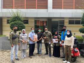 IKA UIR Salurkan 100 Paket Sembako Tahap Dua Beserta Masker dan Sanitizer
