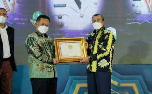 Gubri Syamsuar Terima  Anugerah Adinata Syariah 2022