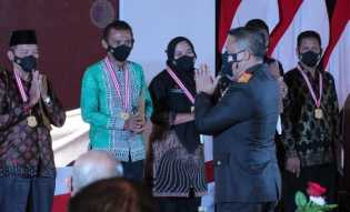 Camat Tenayan Raya Terima Penghargaan Posko PPKM Terbaik Se Riau