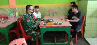 Babinsa Koramil 06/SH Terus Himbau Warga Agar Selalu Menerapkan Prokes Di Rumah Makan