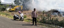 Respon Cepat Laporan Warga, Bhabinkamtibmas Polres Soppeng Mediasi Pembakaran Lahan agar Tak Ganggu Permukiman