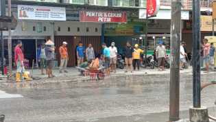 Sigit Yuwono ST. Turun langsung Bersama Masyarakat Gotong Royong Masal di RW 16 Kel. Tobekgodang
