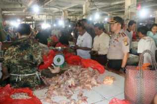 Jelang Natal dan Tahun Baru, Kapolres Blusukan di Pasar Terapung Inhil