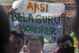 Kemendikbud Diminta Prioritaskan Masalah Guru Honorer