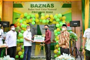 BAZNAS Riau Serahkan Bantuan Beasiswa Bagi Pelajar Riau