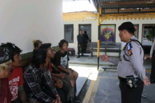 Polres Pelalawan Amankan 6 Anak Punk yang Berkeliaran di Simpang Langgam