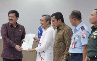 Kunker Ke Bumi Lancang Kuning, Menteri ATR/BPN Serahkan Sertifikat Tanah Ke Masyarakat