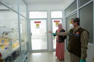Gubri Tinjau Laboratorium Biomolekuler RSUD Arifin Achmad