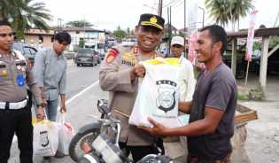 Harga BBM Naik, Polres Kampar Bagikan Paket Sembako kepada Pengemudi Bentor, Truk dan Angkutan Umum.