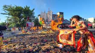 Ketua DPRD Rohil Berharap Ritual Bakar Tongkang Dilestarikan