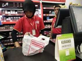 Ini Penjelasan Alfamart soal Biaya Kantong Plastik