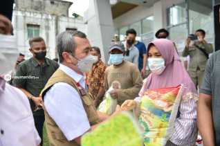 Syamsuar Serahkan Bantuan 12 Ton Beras kepada Korban Banjir Rohul
