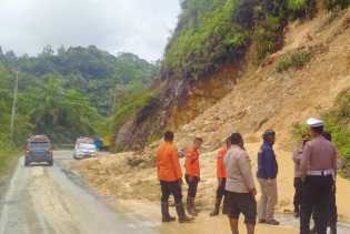 Arus Lalu Lintas  di Jalan Lintas Riau-Sumbar Masih Buka Tutup
