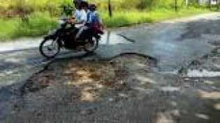 Banyak Jalan Rusak di Pekanbaru Ancam Keselamatan Pengendara