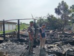 Rumah Warga Terbakar, Babinsa Koramil 01/Bangko Gerak Cepat Bantu Padamkan Api
