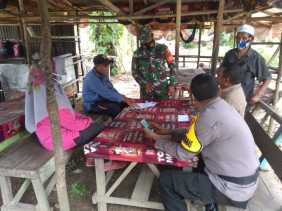 Babinsa 06/SH Bersama Bhabinkamtibmas Lakukan Komunikasi Sosial Dengan Warga Yang Berada Di Warung