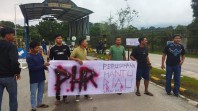 OKNUM DIDUGA BERMAIN DI BALIK MCU, RATUSAN MASSA MINAS GERUDUK PINTU GERBANG PHR