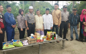 Jum'at Barokah, Wakapolresta Pekanbaru Sambangi Warga Miskin