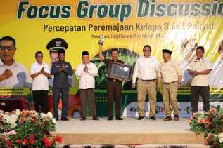 Kepala Kejaksaan Tinggi Riau Raih Penghargaan dalam Kegiatan Focus Group Discussion Asosiasi Petani Kelapa Sawit Indonesia (APKASINDO)
