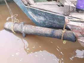 Warga Angkat Meriam Tua Berikut Peluru dari Sungai Siak