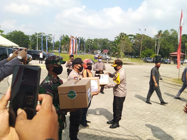 Polda Riau Salurkan 10 Ribu Paket Sembako Polda Riau Salurkan 10 Ribu Paket Sembakoi