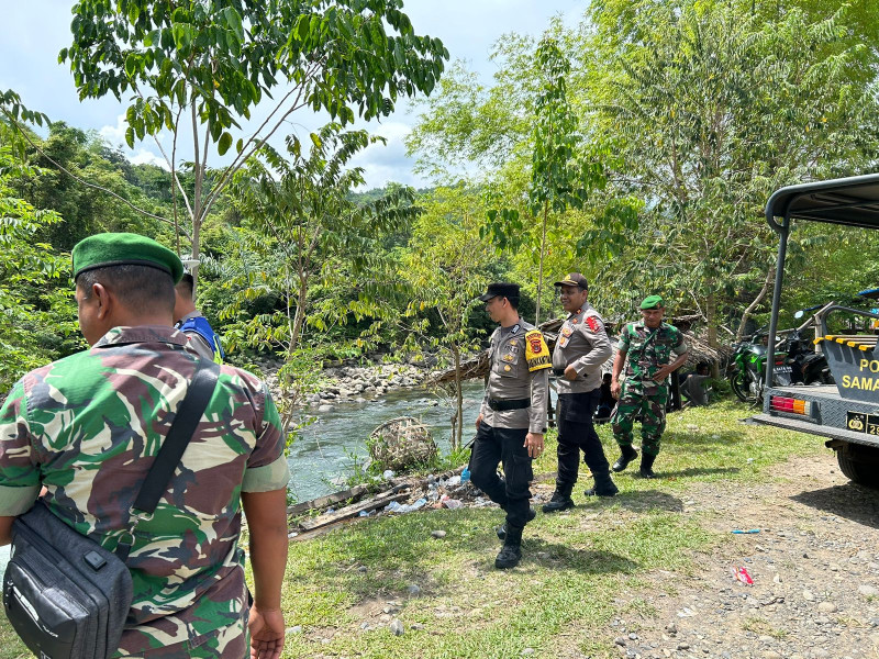 Potret Kebersamaan Polres Bireuen dengan Jajaran TNI Dalam Operasi Ketupat Seulawah 2023 Potret Kebersamaan Polres Bireuen dengan Jajaran TNI Dalam Operasi Ketupat Seulawah 2023i