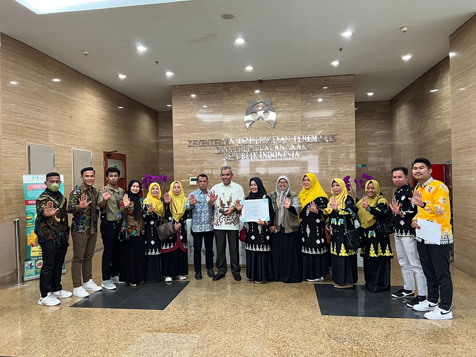 Pj Bupati Kampar Terima Langsung Pengahargaan Kabupaten Layak Anak Kategori Madya Pj Bupati Kampar Terima Langsung Pengahargaan Kabupaten Layak Anak Kategori Madyai
