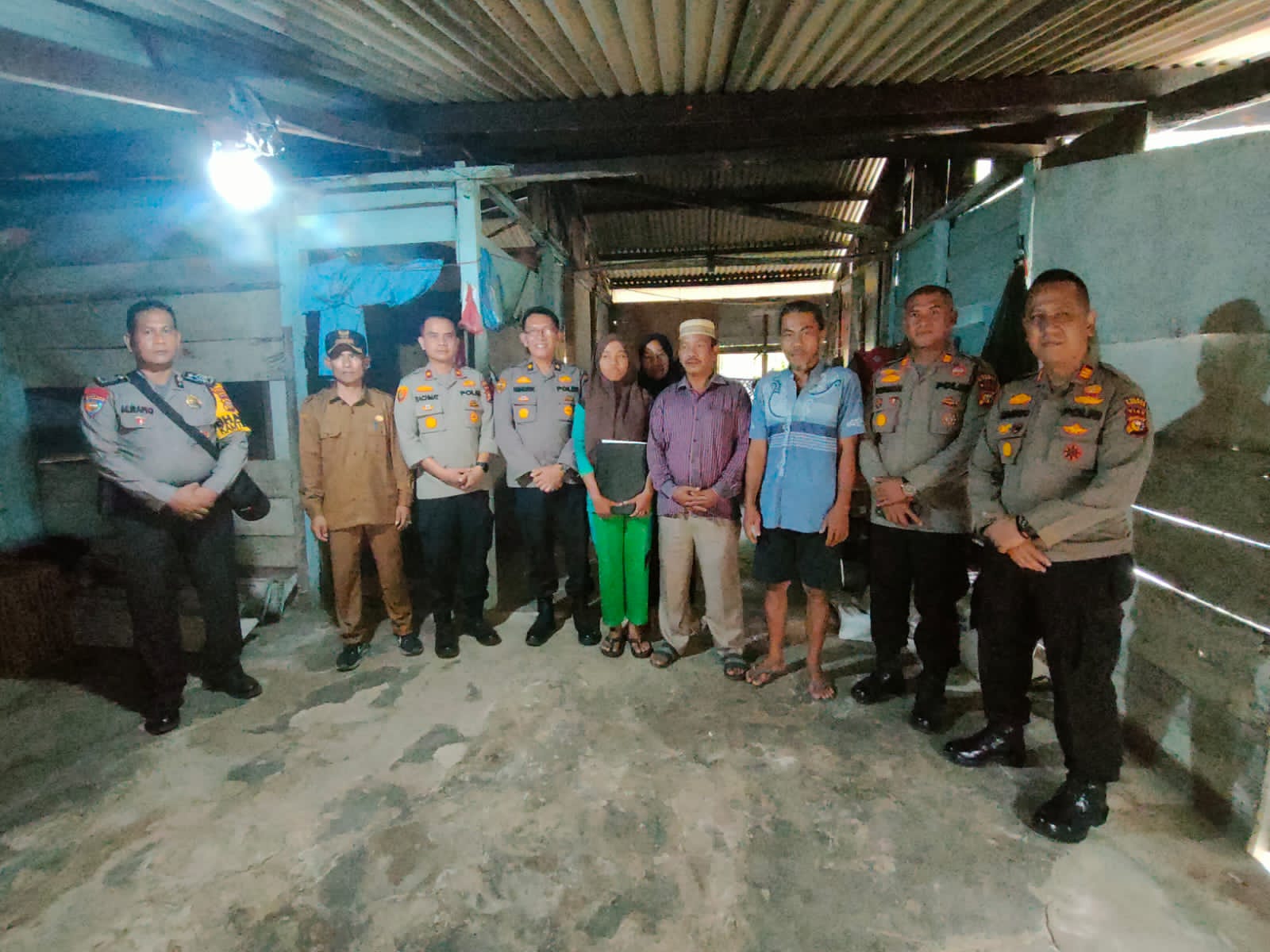 Terharu, Anak Buruh Ini Dapat Beasiswa dari Kapolres Kampar Terharu, Anak Buruh Ini Dapat Beasiswa dari Kapolres Kampari