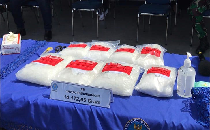 BNN Riau Musnahkan 15 Paket Sabu BNN Riau Musnahkan 15 Paket Sabui