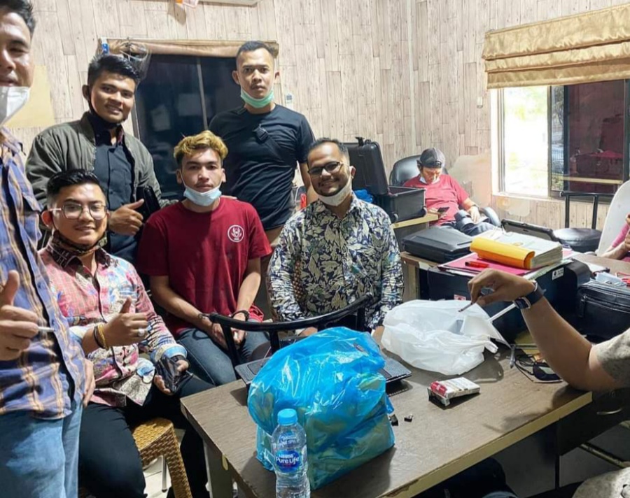 Polisi Tahan Mahasiswa UIR yang Diduga Merusak Mobil Polisi Saat Unjuk Rasa Tolak UU Omnibus Law Polisi Tahan Mahasiswa UIR yang Diduga Merusak Mobil Polisi Saat Unjuk Rasa Tolak UU Omnibus Lawi