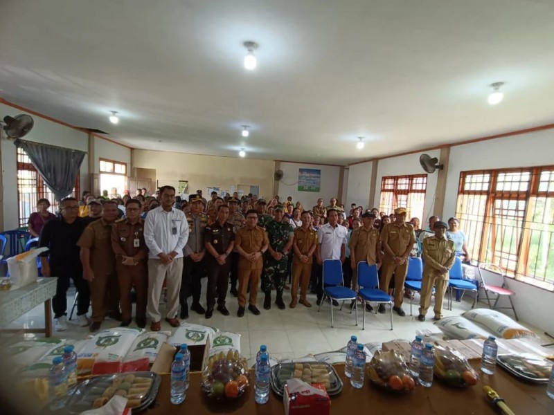 Dandim 1208/Sambas Dampingi Bupati Hadiri Penyaluran Bantuan Pangan di Wilayah Perbatasani