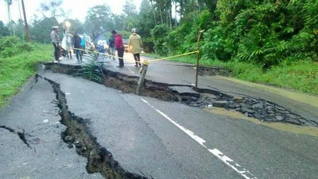 Sepekan Diguyur Hujan, Longsor di Aceh Membuat Jalan Lintas Tengah Amblas Sepekan Diguyur Hujan, Longsor di Aceh Membuat Jalan Lintas Tengah Amblasi
