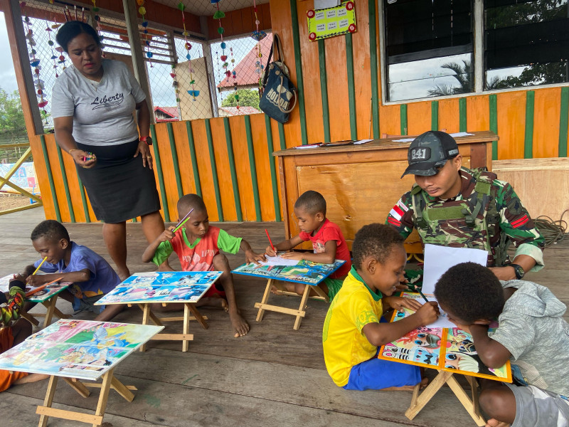 Satgas Yonif 641/Bru Didik Anak-Anak TK di Perbatasan Papua Satgas Yonif 641/Bru Didik Anak-Anak TK di Perbatasan Papuai