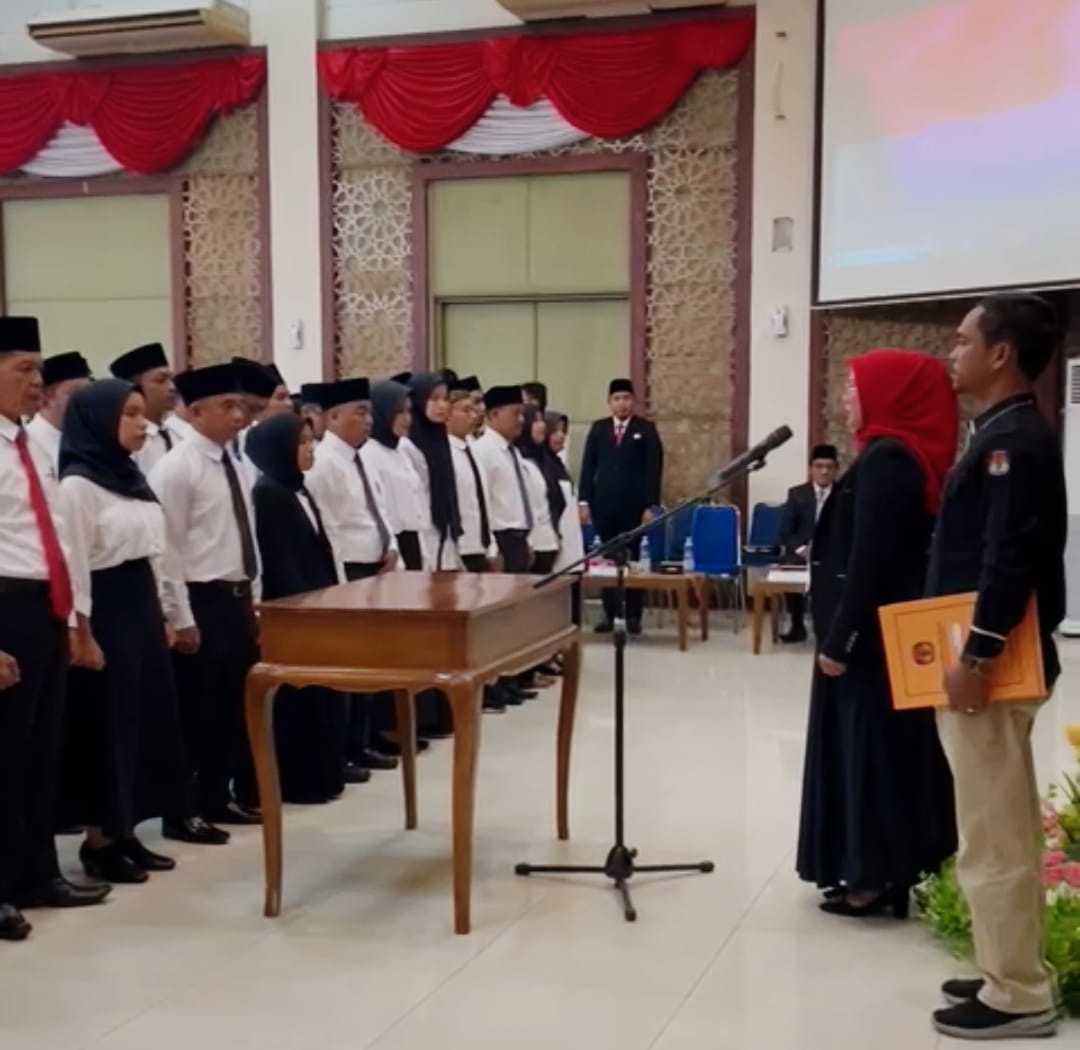 Lantik 105 Anggota PPK Pemilu 2024, Ketua KPU Kampar: Mereka yang Terbaik Diantara yang Baik-baik Lantik 105 Anggota PPK Pemilu 2024, Ketua KPU Kampar: Mereka yang Terbaik Diantara yang Baik-baiki