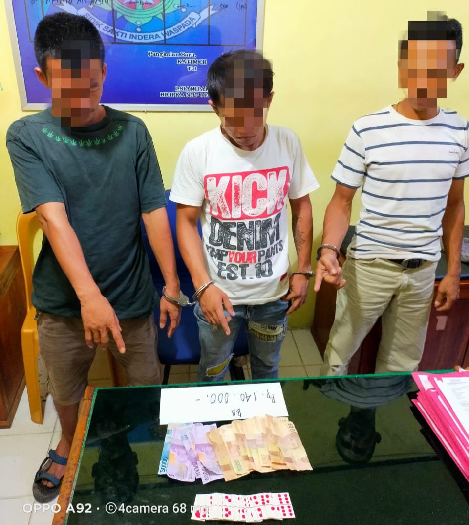 Sedang Bermain Judi Qiu-qiu Di Warung Kosong, 3 Pelaku Ditangkap Polsek Siak Hulu Sedang Bermain Judi Qiu-qiu Di Warung Kosong, 3 Pelaku Ditangkap Polsek Siak Hului