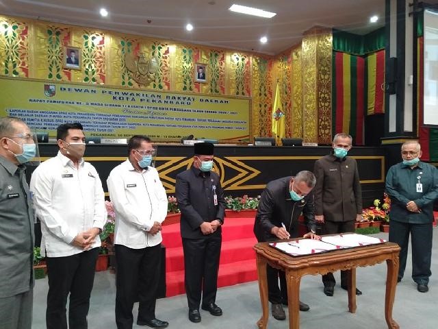 Rapat Paripurna DPRD Kota Pekanbaru Sahkan APBD- P Sebesar Rp. 2,847 Triliun Rapat Paripurna DPRD Kota Pekanbaru Sahkan APBD- P Sebesar Rp. 2,847 Triliuni