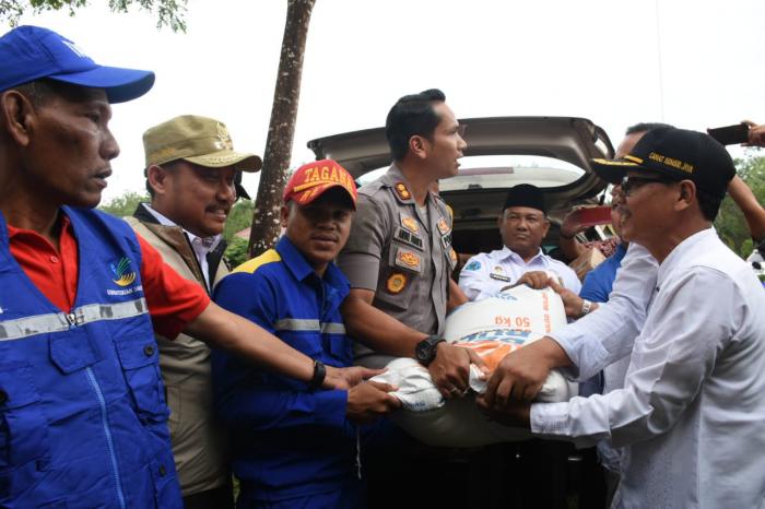 Pemkab Kampar Serahkan Bantuan Untuk 8 Kecamatan Terdampak Banjir Pemkab Kampar Serahkan Bantuan Untuk 8 Kecamatan Terdampak Banjiri