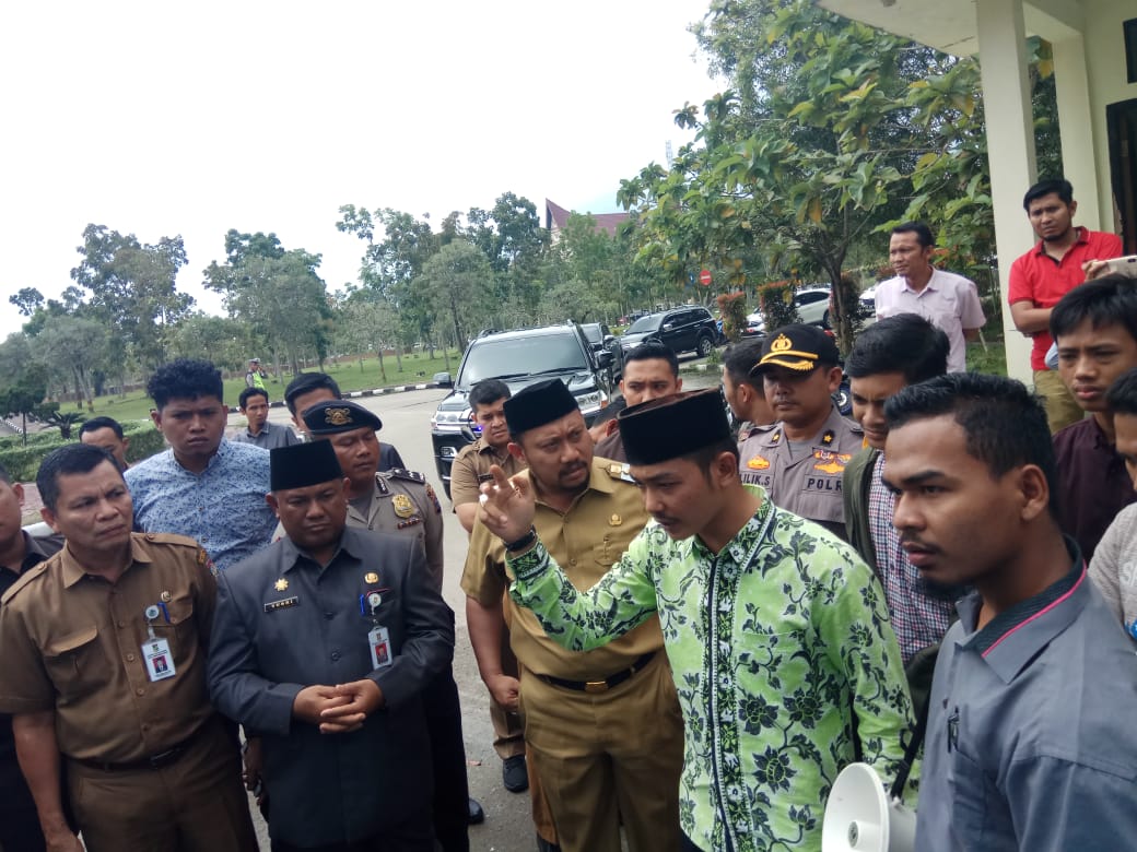 Hari Ini Bupati Keturunan Jawa, Dianugerahi Jabatan 'Politik' Di Lembaga Adat Kampari