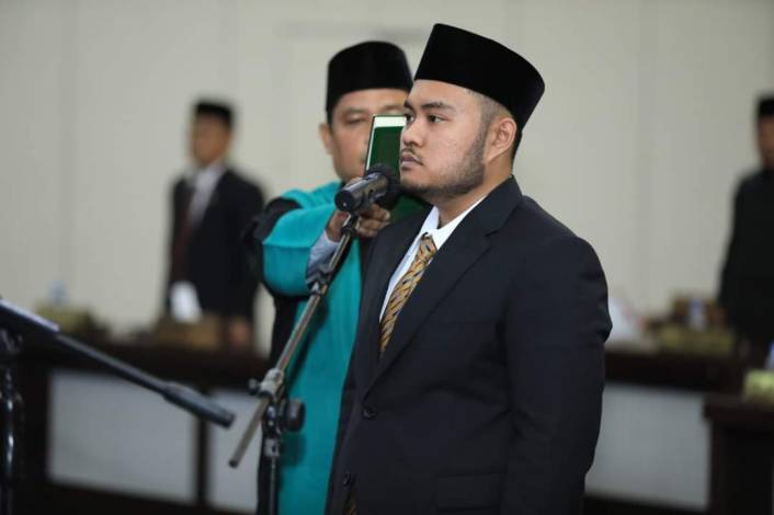 Gantikan Niko Pelamunia, Anak Mantan Bupati Rohul Resmi Dilantik Jadi Anggota DPRD Gantikan Niko Pelamunia, Anak Mantan Bupati Rohul Resmi Dilantik Jadi Anggota DPRDi
