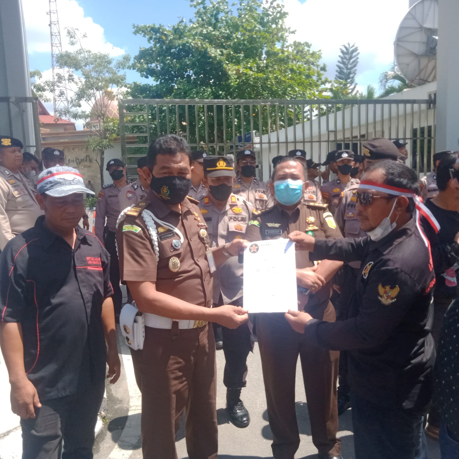 Tuntut Penanganan Korupsi, LSM BARA API Geruduk Kejati Riau dan Kejari Pekanbaru Tuntut Penanganan Korupsi, LSM BARA API Geruduk Kejati Riau dan Kejari Pekanbarui