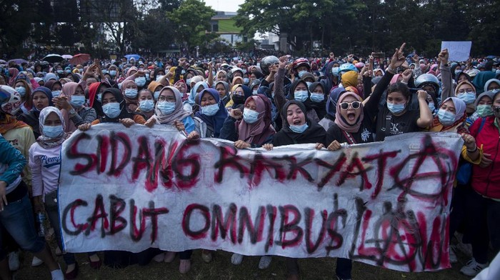 Mahasiswa Kembali Demo Tolak UU Ciptaker Mahasiswa Kembali Demo Tolak UU Ciptakeri