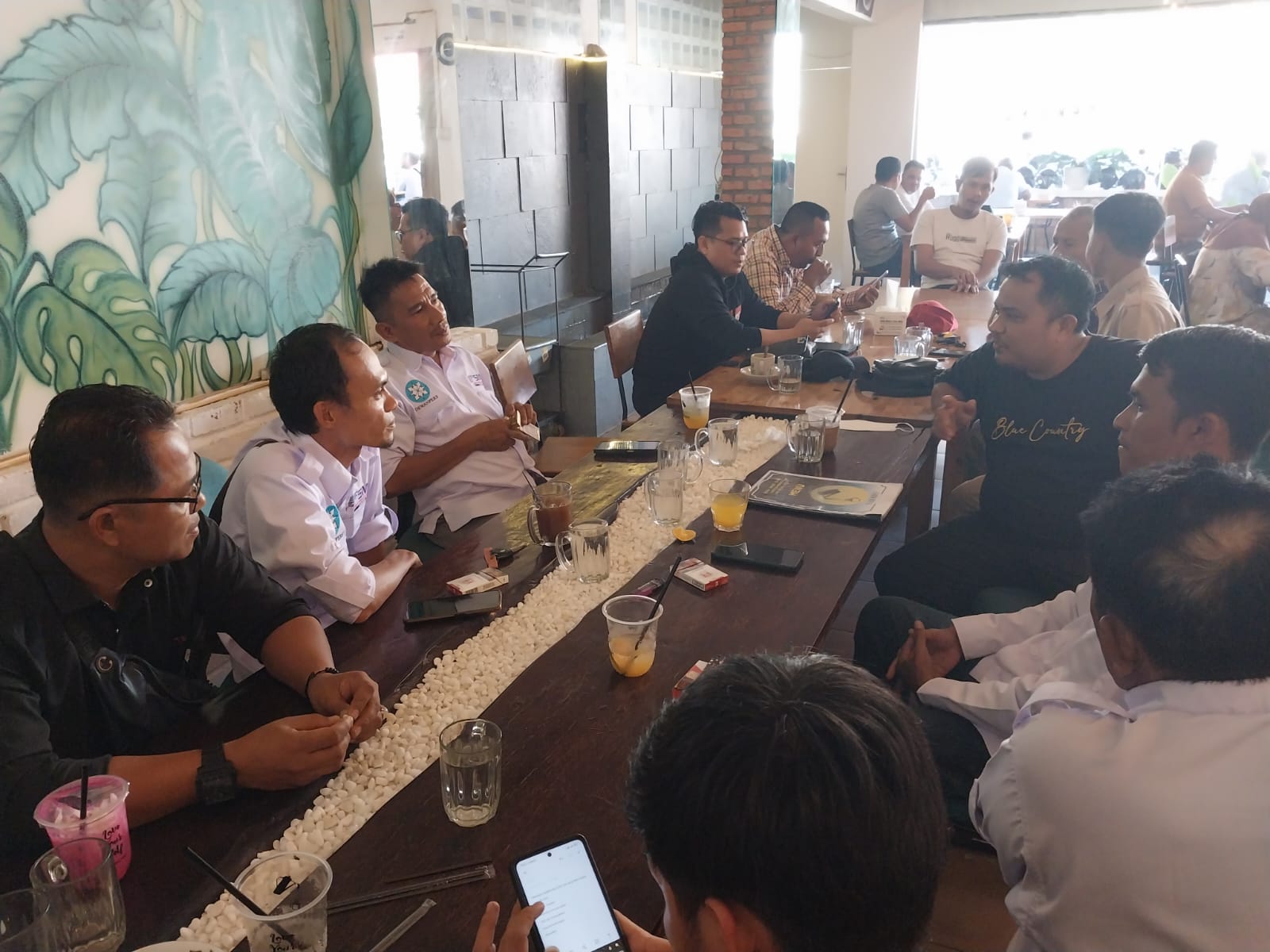 Kunjungan SMSI Luak 50 disambut langsung ketua SMSI Pekanbaru dan jajaran pengurus Kunjungan SMSI Luak 50 disambut langsung ketua SMSI Pekanbaru dan jajaran pengurus i