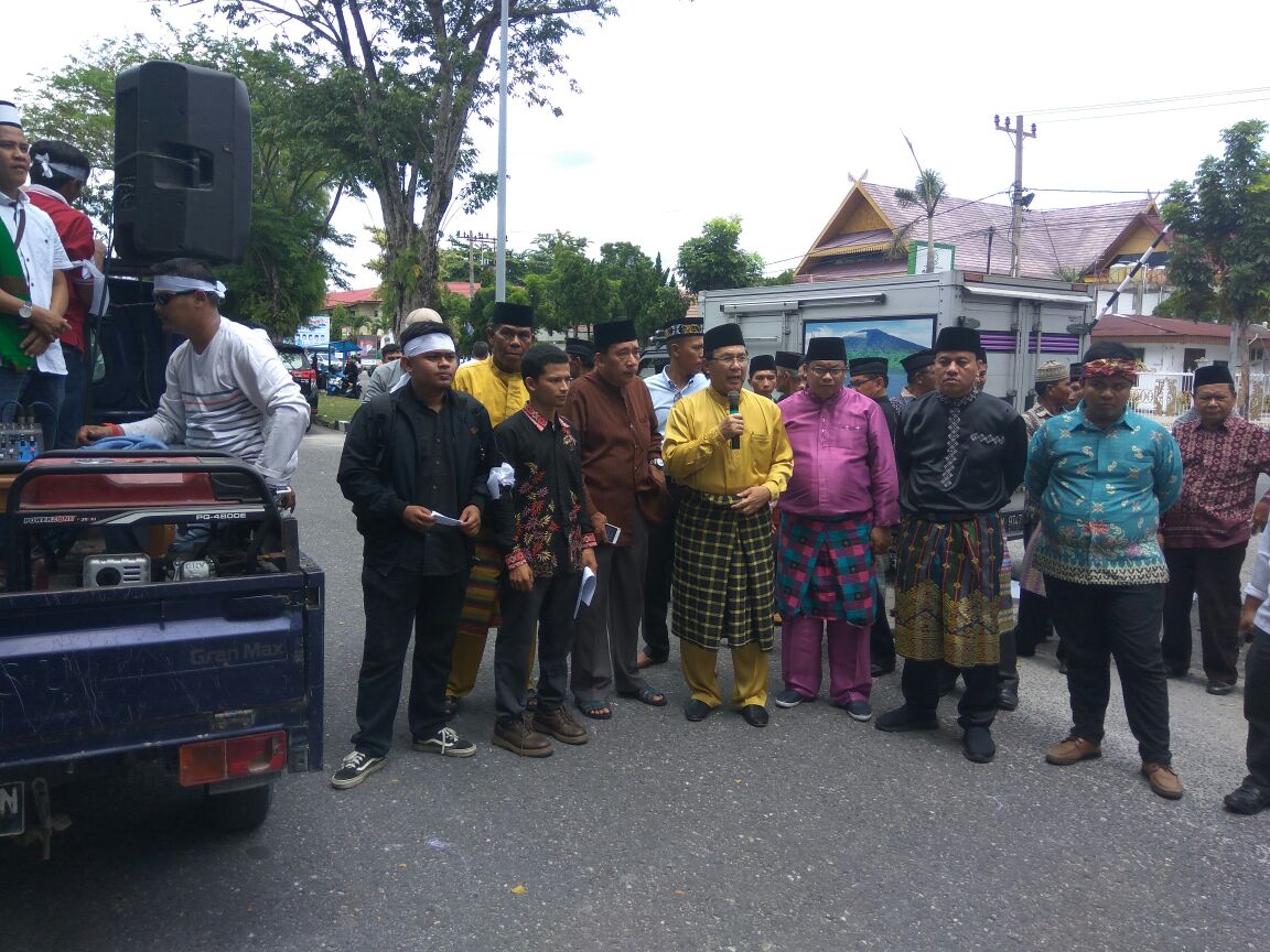 Sikapi Perseteruan Anggota DPRD Riau, Ratusan Masyarakat Kuansing Gelar Pawai Adat Menjaga Marwah Me Sikapi Perseteruan Anggota DPRD Riau, Ratusan Masyarakat Kuansing Gelar Pawai Adat Menjaga Marwah Mei