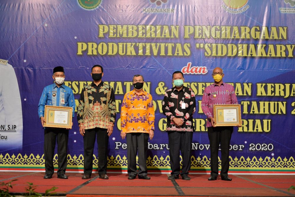 Gubri Serahkan Penghargaan Sidhakarya untuk Rohil dan Pekanbaru Gubri Serahkan Penghargaan Sidhakarya untuk Rohil dan Pekanbarui