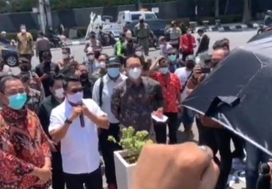 KSP Moeldoko Diusir saat Baru Pegang Mic, Aksi Kamisan: Kami Bukan Teman Bapak! KSP Moeldoko Diusir saat Baru Pegang Mic, Aksi Kamisan: Kami Bukan Teman Bapak!i