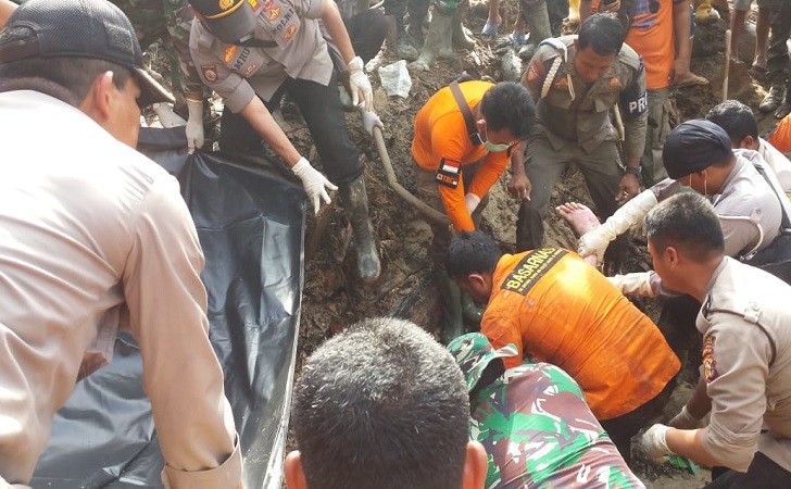 Korban Tanah Longsor di Rokan Hulu Ditemukan Meninggal Dunia Korban Tanah Longsor di Rokan Hulu Ditemukan Meninggal Duniai