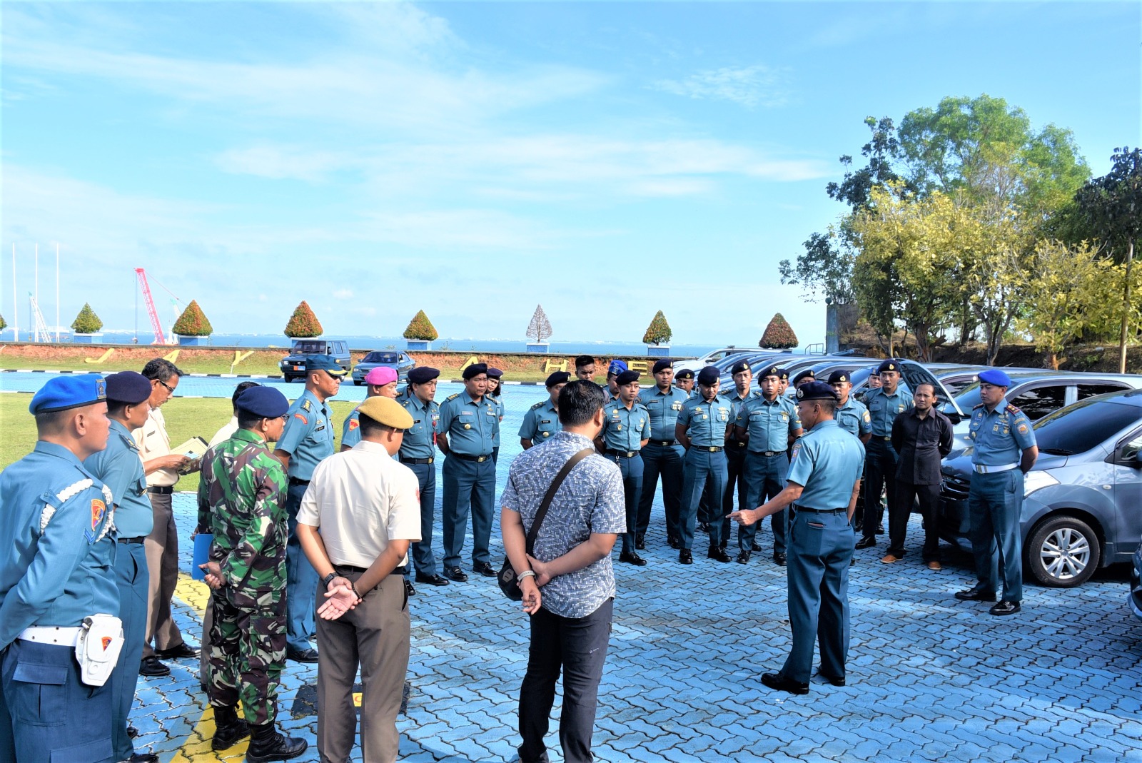 Pgs Wadan Lantamal IV Batam, Kolonel Laut (T) Rudi Hermawan Memimpin Langsung Apel Kendaraan Dinas (Randis) Pgs Wadan Lantamal IV Batam, Kolonel Laut (T) Rudi Hermawan Memimpin Langsung Apel Kendaraan Dinas (Randis)i